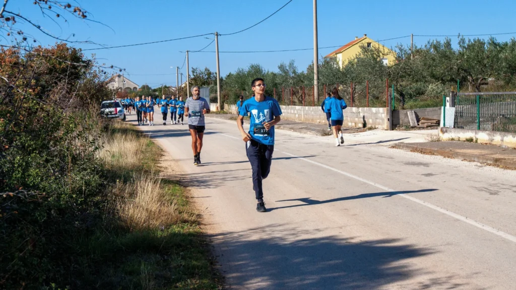 Sudionici utrke Dani sjećanja od Škabrnje do Vukovara odaju počast žrtvama Domovinskog rata