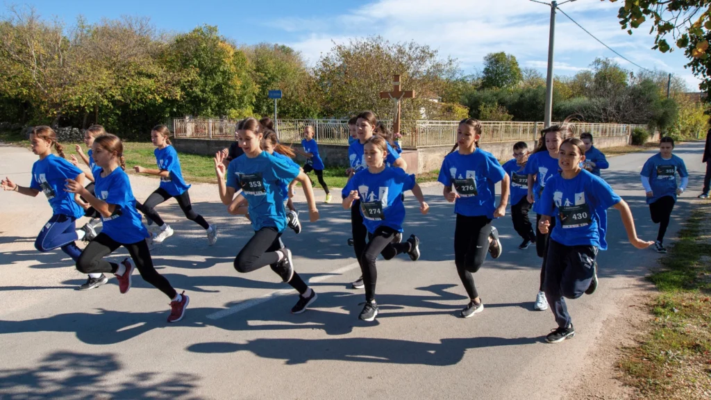 Sudionici utrke Dani sjećanja od Škabrnje do Vukovara odaju počast žrtvama Domovinskog rata