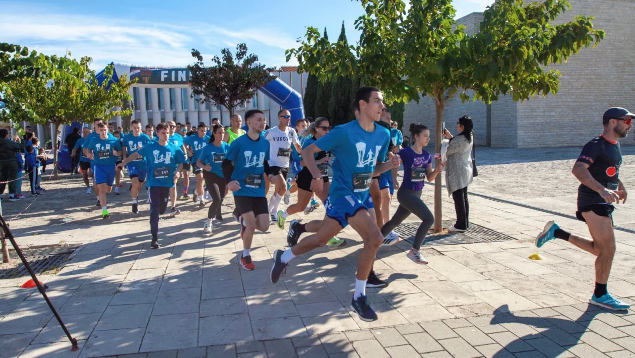 Sudionici utrke Dani sjećanja od Škabrnje do Vukovara odaju počast žrtvama Domovinskog rata