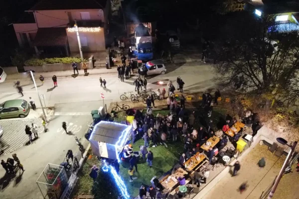 Advent plovanija 2025 jelka