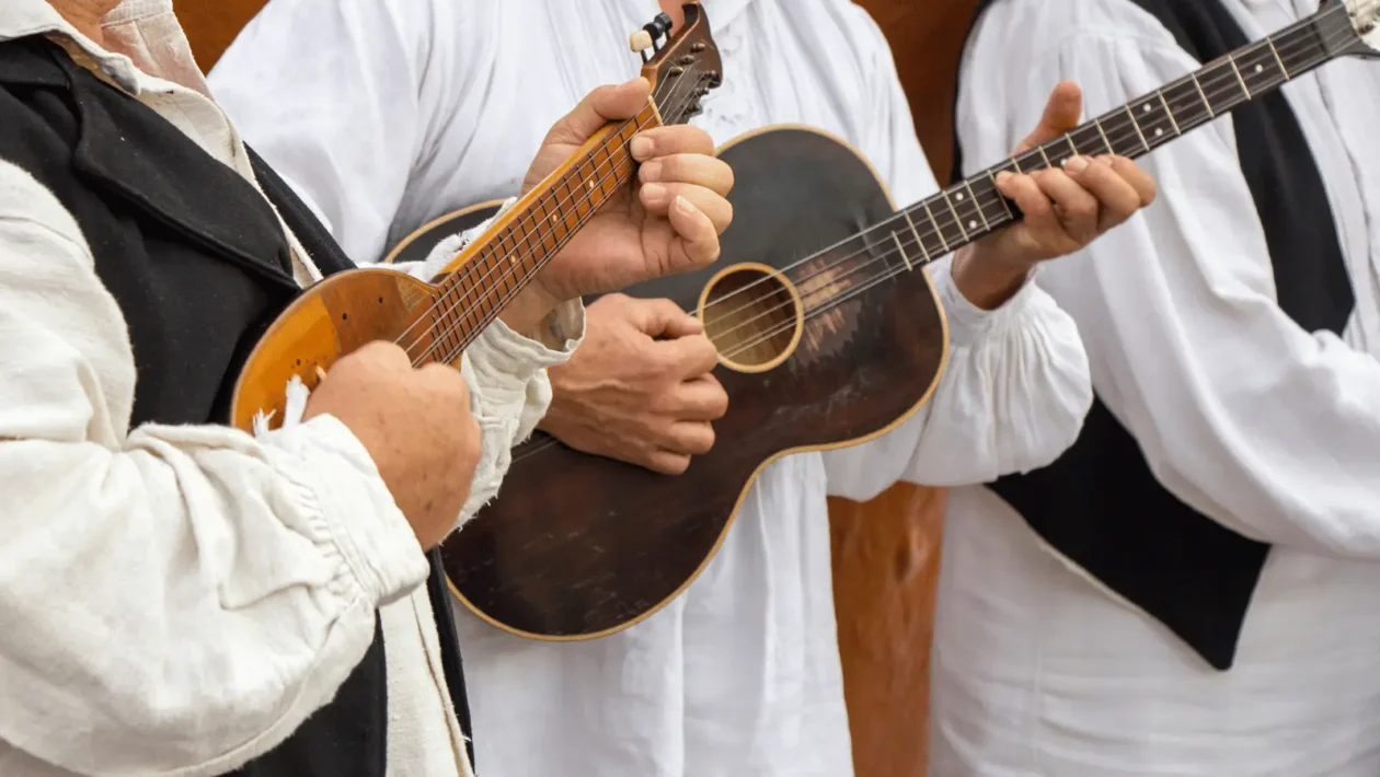 tamburaši sviraju tamburu