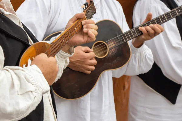 tamburaši sviraju tamburu