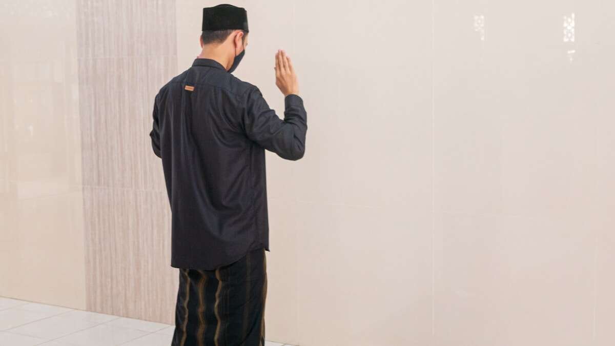 Zid obojen ravnomjernim tonom bez vidljivih nesavršenosti u modernom interijeru.