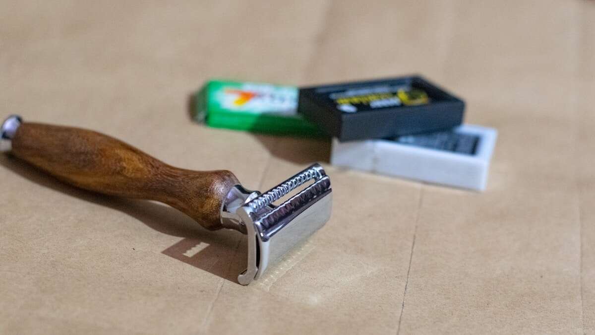 Odvijač zateže olabavljenu ručku ladice, prikaz jednostavnog DIY popravka.