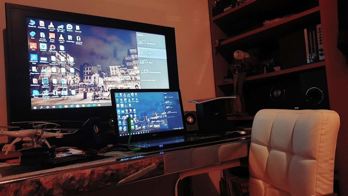 Prikaz gaming računala s moćnom grafičkom karticom u prilagođenom kućištu uz RGB osvjetljenje.