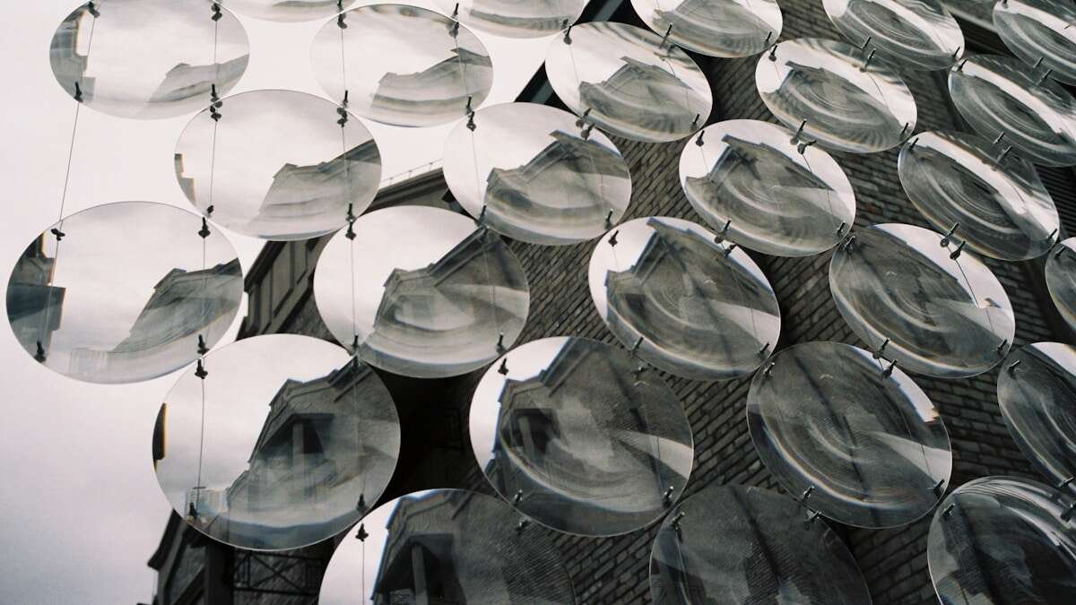 Konceptualna fotografija uklanjanja čepova sa staklenih boca, simbolizira pravilno odlaganje stakla.