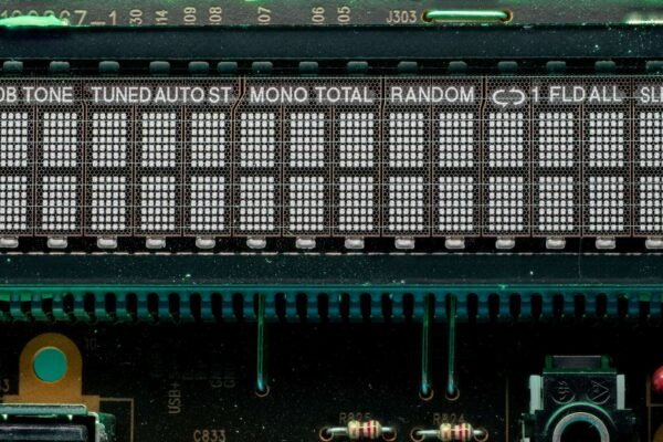 Close-up fotografija moderne grafičke kartice s vidljivim elektroničkim komponentama i sustavom hlađenja.