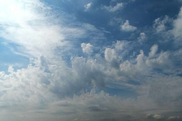 Nastajanje oblaka u atmosferi kroz kondenzaciju vodene pare pri uzdizanju i hlađenju zraka, prikaz meteorološkog procesa