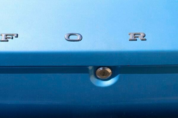 Izbliza fotografija vodilica ladice s kugličnim ležajevima, prikazuje detalje mehanizma za glatko klizanje.