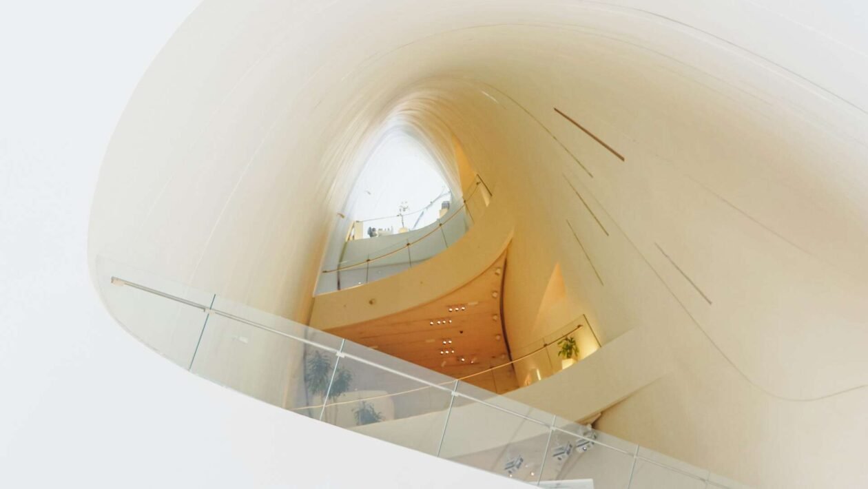 Prikaz unutrašnjosti vodokotlića s fokusom na mehanizam za ispiranje i plovak, korisno za razumijevanje rada vodokotlića.