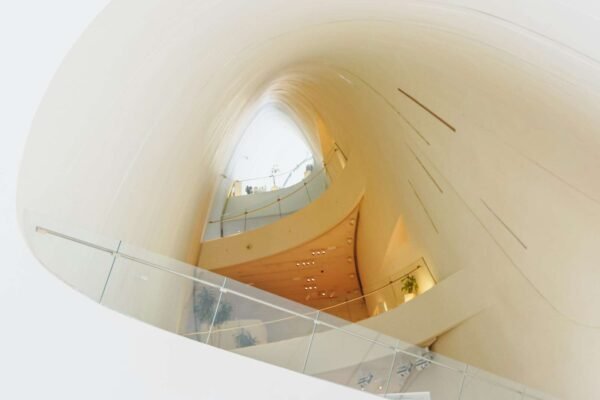 Prikaz unutrašnjosti vodokotlića s fokusom na mehanizam za ispiranje i plovak, korisno za razumijevanje rada vodokotlića.