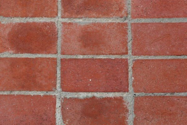 Prikaz labave pločice izbliza, s vidljivim razmakom i neravnom površinom.