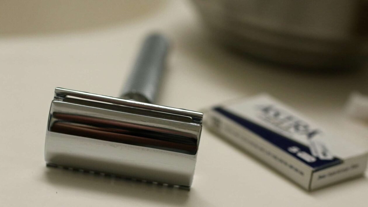 Primarni alat za uklanjanje starog silikona, prikazan izbliza, na pločicama u kupaonici.