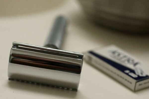 Primarni alat za uklanjanje starog silikona, prikazan izbliza, na pločicama u kupaonici.