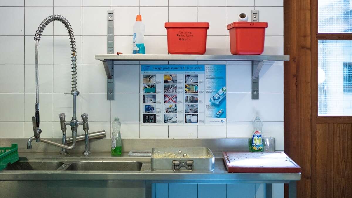 Šarene naljepnice za označavanje kanti za recikliranje u kuhinji, pomažu u razvrstavanju otpada.