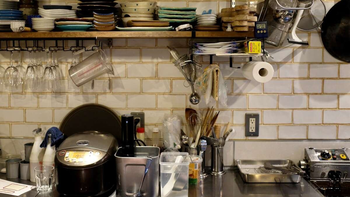 Elegantno uređena kuhinja s integriranim sustavom za razvrstavanje otpada.