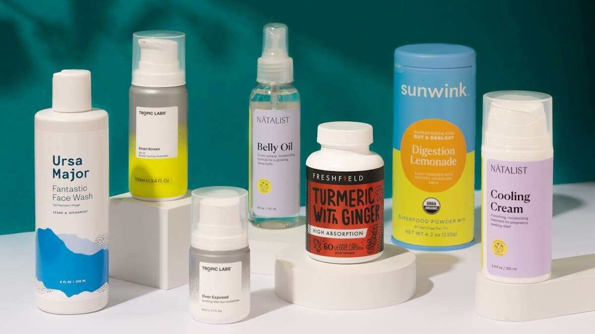 Detaljan prikaz proizvoda s minimalnom ambalažom na polici, naglašavajući važnost smanjenja otpada kroz promišljenu kupnju.