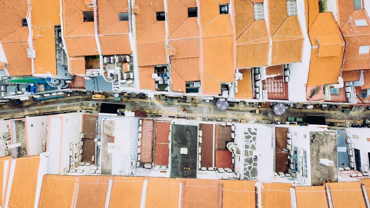 Pogled odozgo na uredno razvrstan papir i karton, spremne za reciklažu.