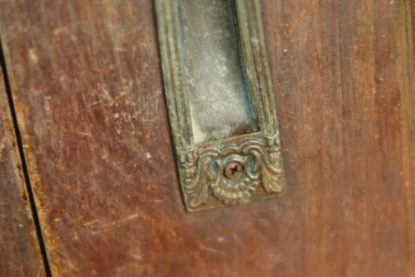 Detaljan prikaz šarke vrata s fokusom na vijke i poravnanje, idealan za prikaz popravka.