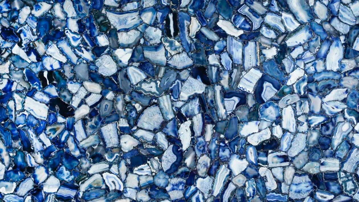 Prikaz drobljenog stakla spremnog za recikliranje, detaljan pogled na komadiće stakla različitih boja.