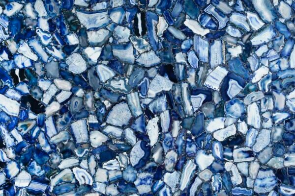 Prikaz drobljenog stakla spremnog za recikliranje, detaljan pogled na komadiće stakla različitih boja.