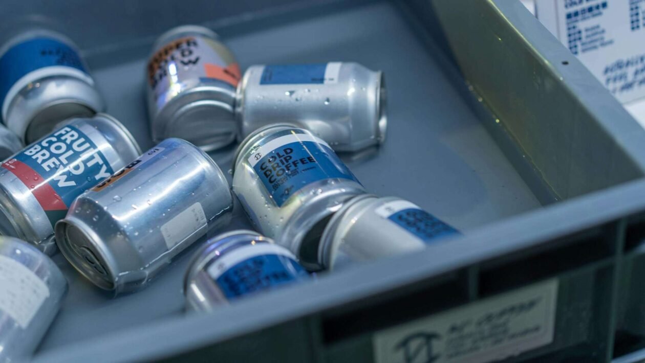 Prikaz čistih aluminijskih limenki pripremljenih za reciklažu, fotografirano izbliza, fokus na urednost i spremnost za odlaganje.