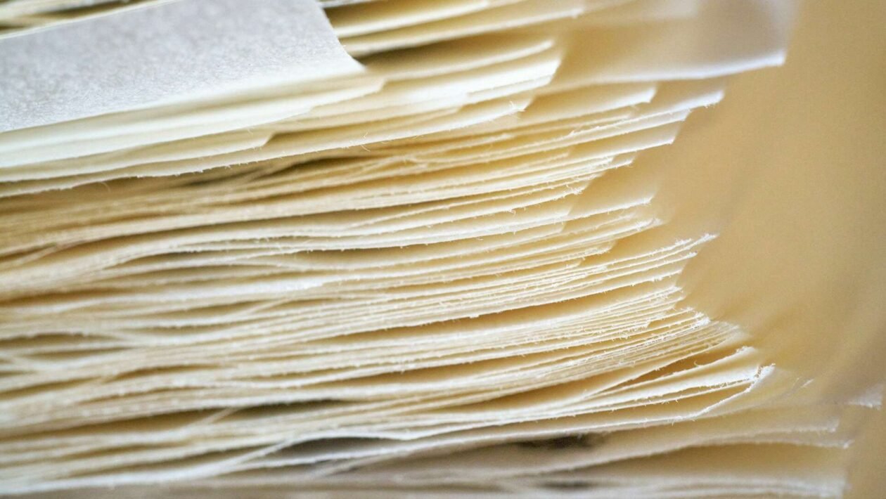 Bliski prikaz čistih slojeva papira, pripremljenih za recikliranje, bez tragova kontaminacije.