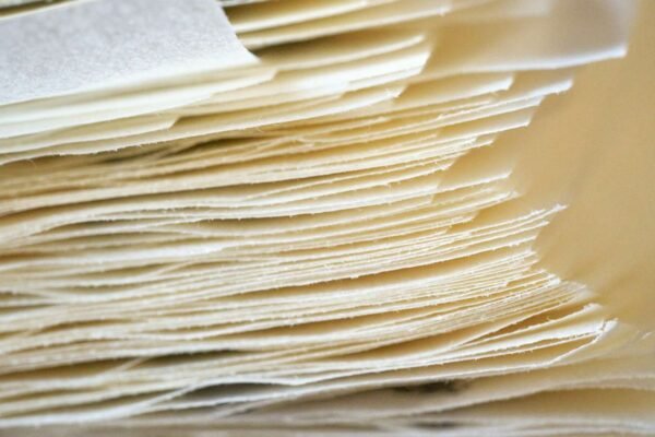 Bliski prikaz čistih slojeva papira, pripremljenih za recikliranje, bez tragova kontaminacije.