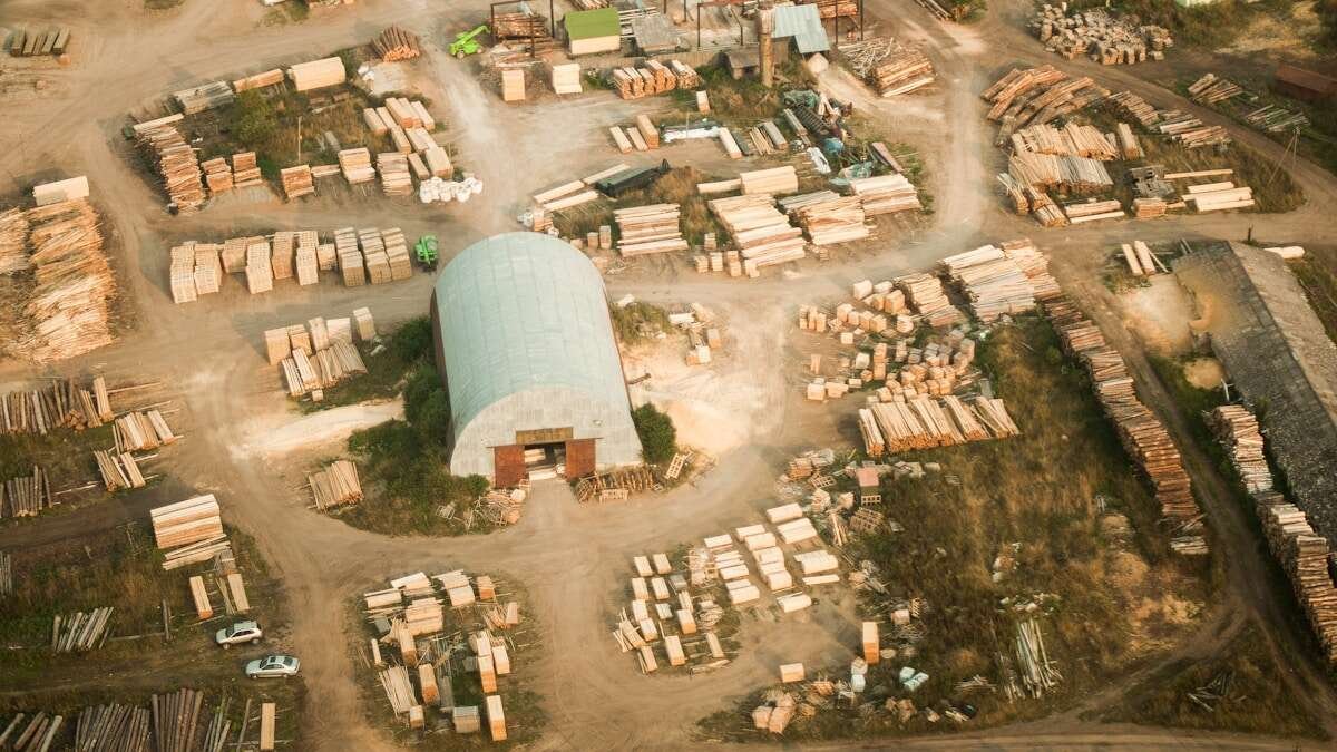 Pogled odozgo na organiziranu stanicu za recikliranje u kuhinji s raznobojnim kantama.