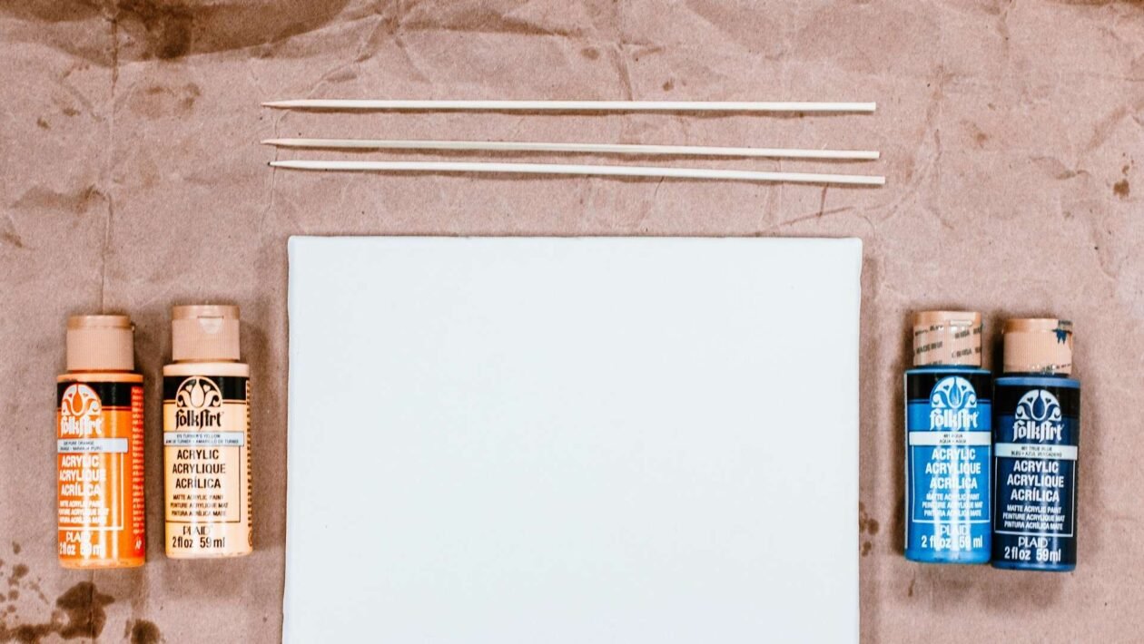 Closeup fotografija alata za bojanje, uključujući kistove, valjke i posudu za boju, pripremljenih za rad.