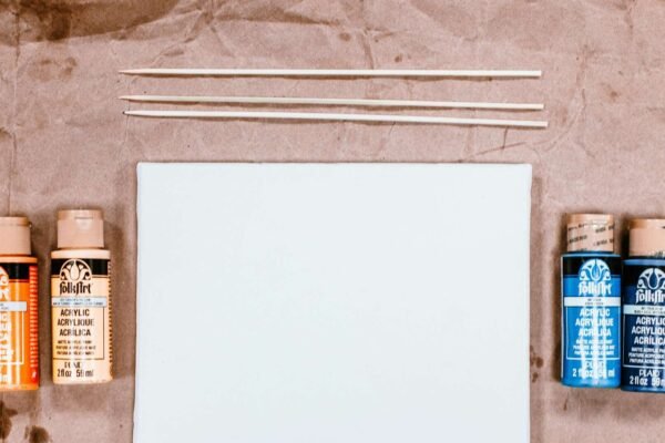 Closeup fotografija alata za bojanje, uključujući kistove, valjke i posudu za boju, pripremljenih za rad.