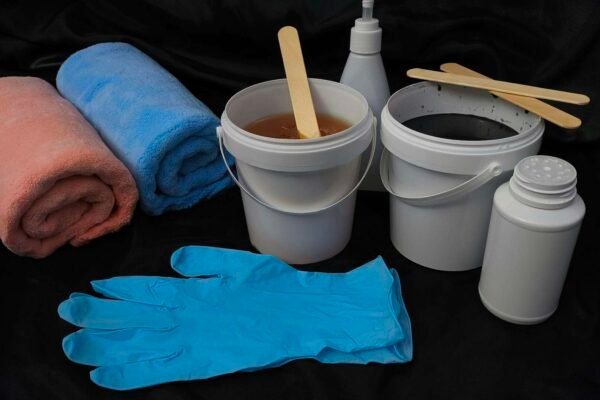 Bliski prikaz opasnog otpada iz kućanstva, uključujući boje, otapala i sredstva za čišćenje.