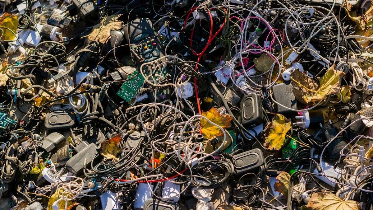 Zamotana gomila elektroničkih kablova, prikazuje kaos elektroničkog otpada i izazove pravilnog odlaganja.