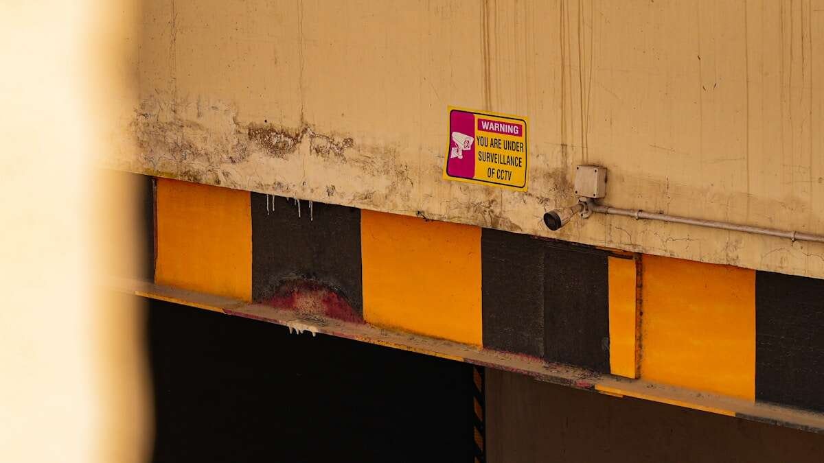 Bliski prikaz spremnika s oznakama upozorenja na toksine, ističući opasnost nepravilnog zbrinjavanja.