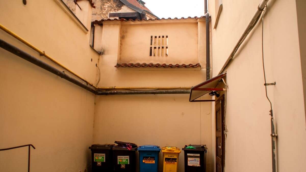 Kanta za kompost u malom stanu, prikladna za urbane uvjete kompostiranja.