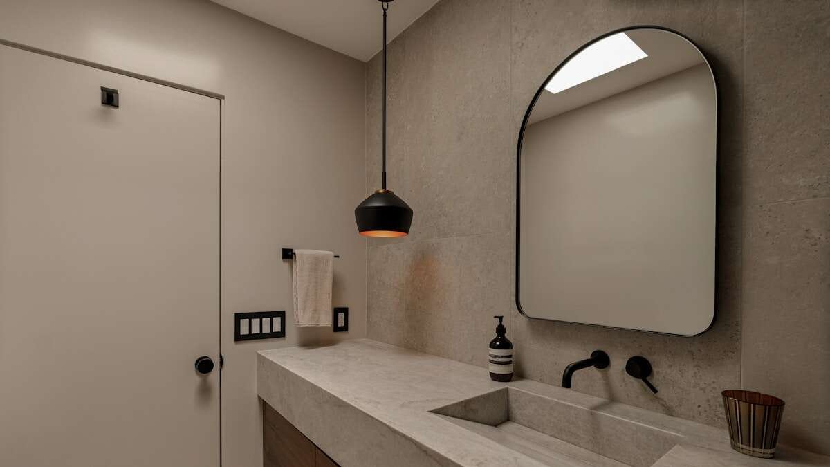 Moderna kupaonica s učinkovitim ventilacijskim sustavom, prikazujući uvjete za sprječavanje plijesni.