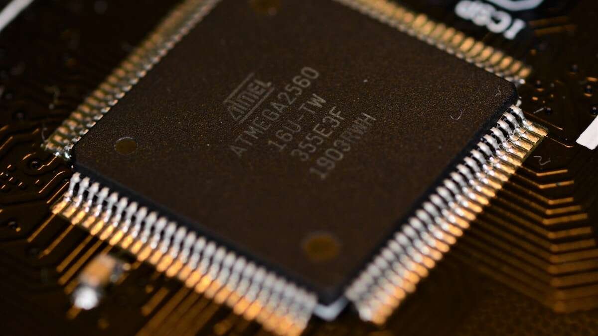 Close-up fotografija VRAM memorijskih čipova na grafičkoj kartici.