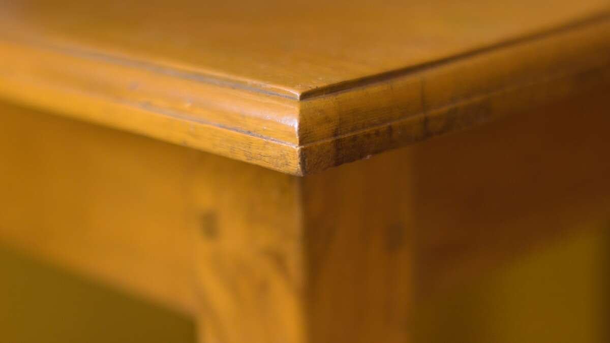 Sjajna površina drvenog stola nakon poliranja lakom, prikaz završnog sloja.