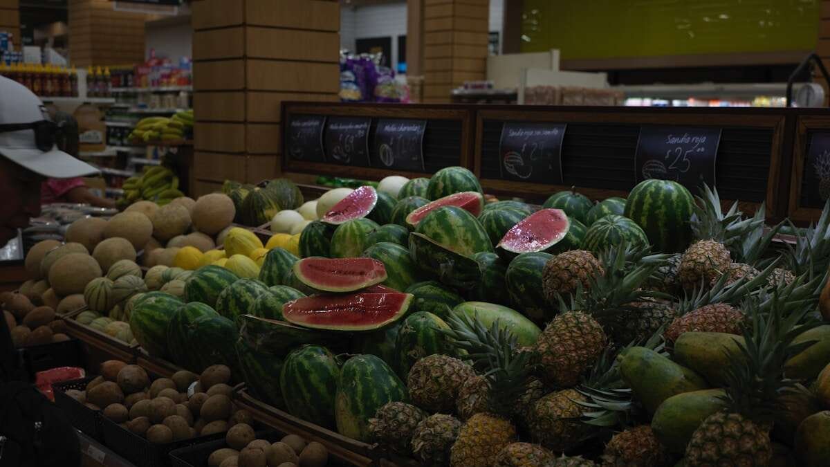 Pogled odozgo na višekratnu mrežastu vrećicu napunjenu voćem i povrćem, idealnu za kupnju bez otpada.