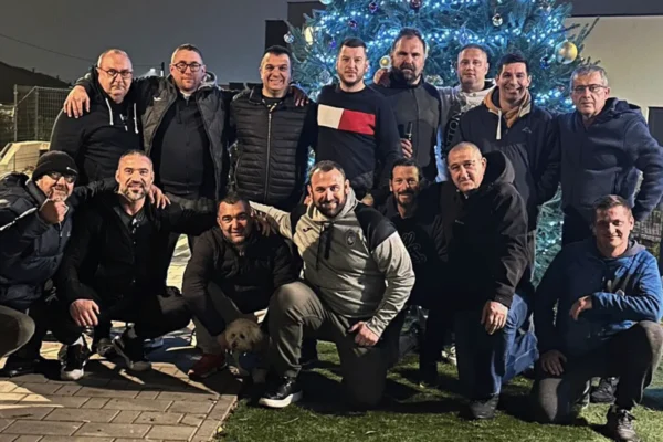 ekipa na plovaniji koja organizira advent na plovaniji