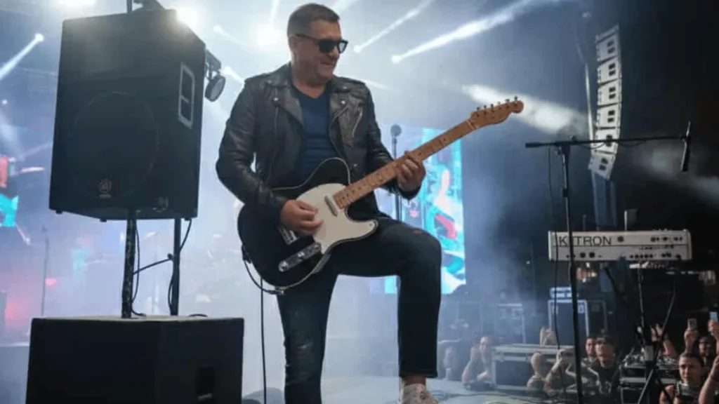 Mirko brkljača na pozornici svira gitaru