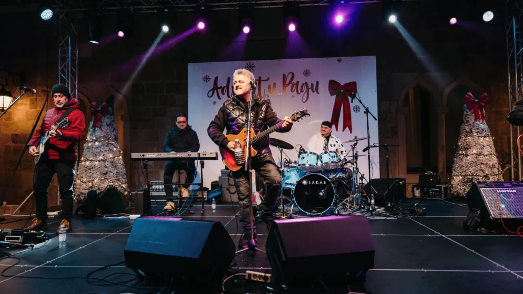 Advent u Pagu 2025 – Zimska čarolija na Pijaci s koncertom i blagdanskim dekoracijama