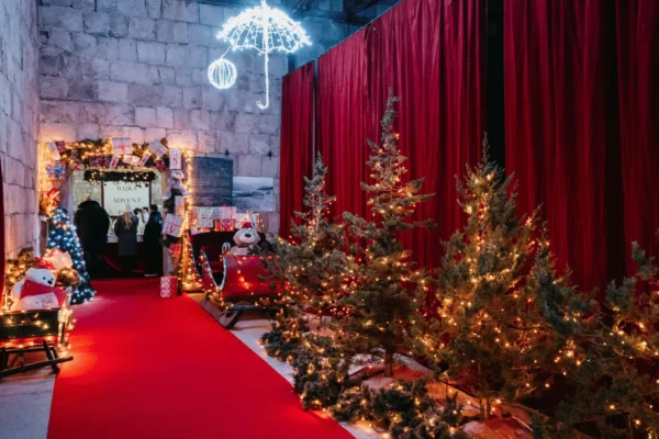 Advent u Pagu 2025 – Zimska čarolija na Pijaci s koncertom i blagdanskim dekoracijama