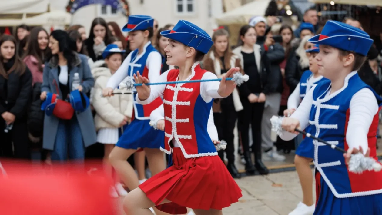 Mažoretkinje u blagdanskom defileu na Adventu u Zadru