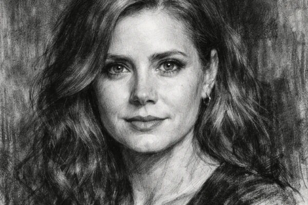 Portret glumice Amy Adams u realističnom crno-bijelom crtežu u uglaj stilu, s naglašenim kontrastima i izražajnim linijama.