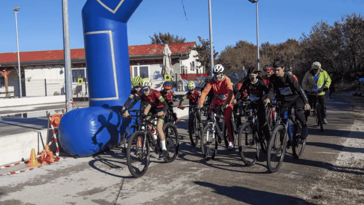 Atletska i biciklistička utrka u Poličniku 2025. godine na nogometnom igralištu Grabi