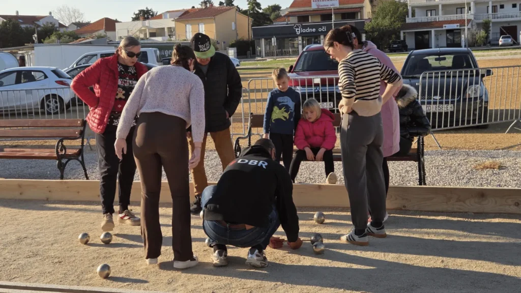 Bogata božićna nedjelja u Pakoštanima s turnirom u bućama, dječjom čarolijom i koncertom Diktatora uz Giuliana