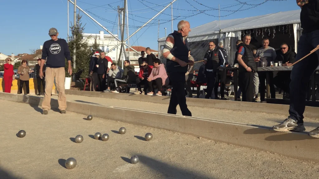 Bogata božićna nedjelja u Pakoštanima s turnirom u bućama, dječjom čarolijom i koncertom Diktatora uz Giuliana