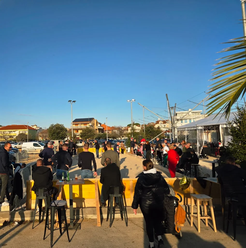 Bogata božićna nedjelja u Pakoštanima s turnirom u bućama, dječjom čarolijom i koncertom Diktatora uz Giuliana