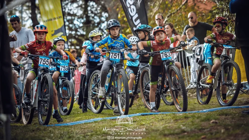 Božićna dječja MTB utrka u Pakoštanima – djeca na biciklima tijekom Adventa